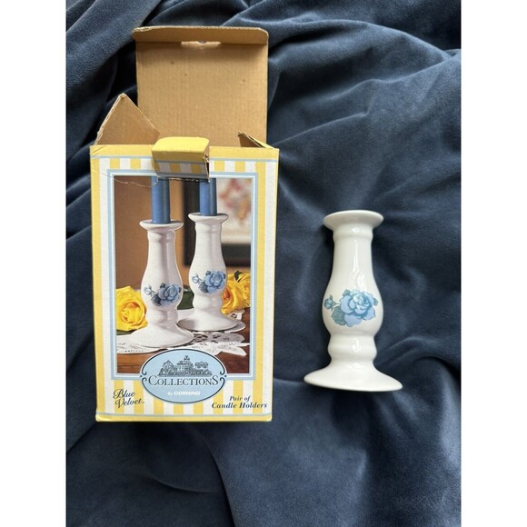 VTG‎ Corning Candlestick Pair In Blue Velvet pattern, Roses Country Farmhouse - Picture 2 of 9